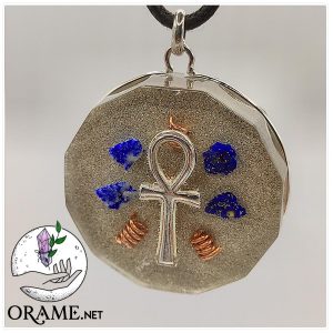 orgonite pendentif croix de vie egyptienne argent lapis lazuli pierre limailles d or et cuivre vue01