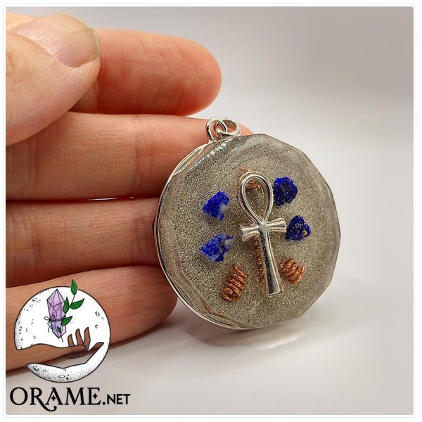 orgonite pendentif croix de vie egyptienne argent lapis lazuli pierre limailles d or et cuivre vue05