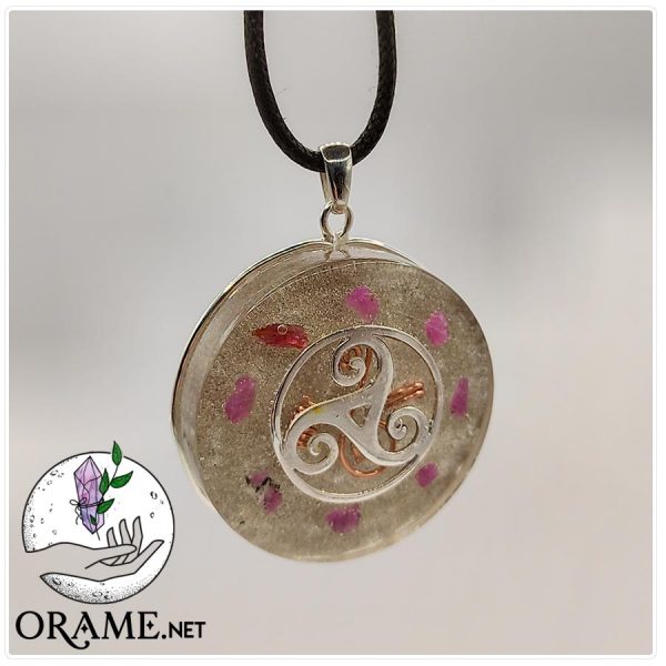 orgonite pendentif triskel celtique rubis pierre brute orgonite vertus vue01