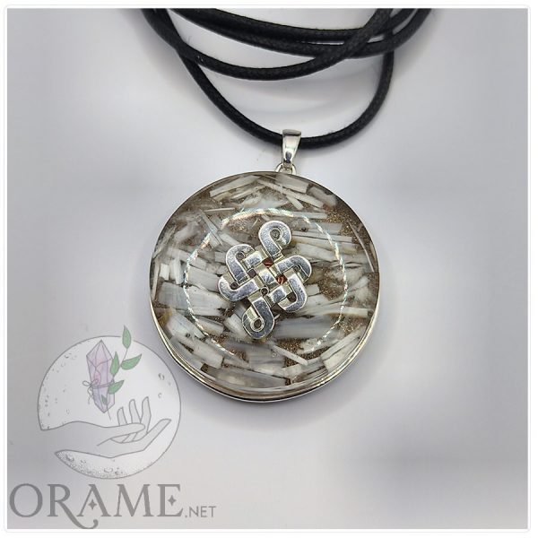 Sélénite pierre orgonite pendentif orgonite à porter sur soi noeud sans fin tibétain argent 02