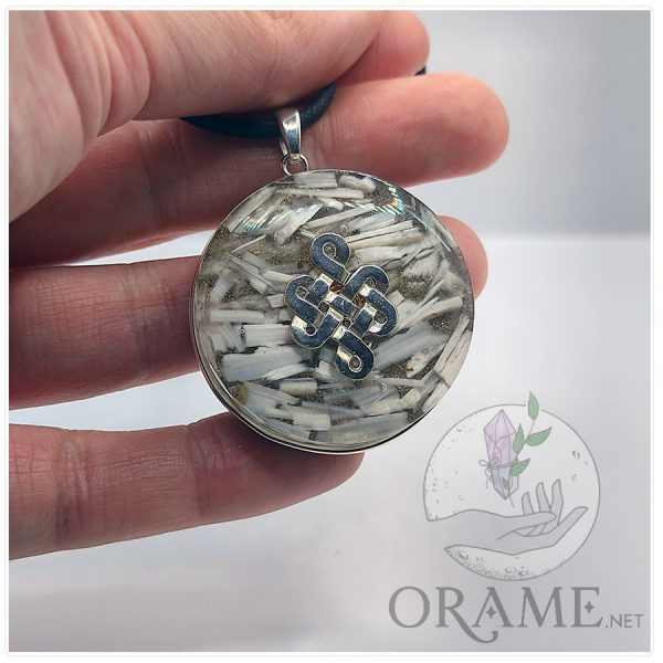 Sélénite pierre orgonite pendentif orgonite à porter sur soi noeud sans fin tibétain argent 03