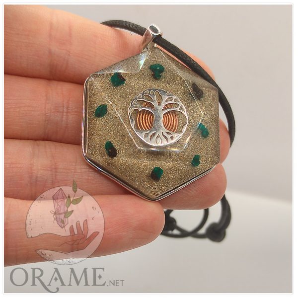 orgonite artisanale dioptase vertus pendentif arbre de vie signification chakra du coeur bloqué 02