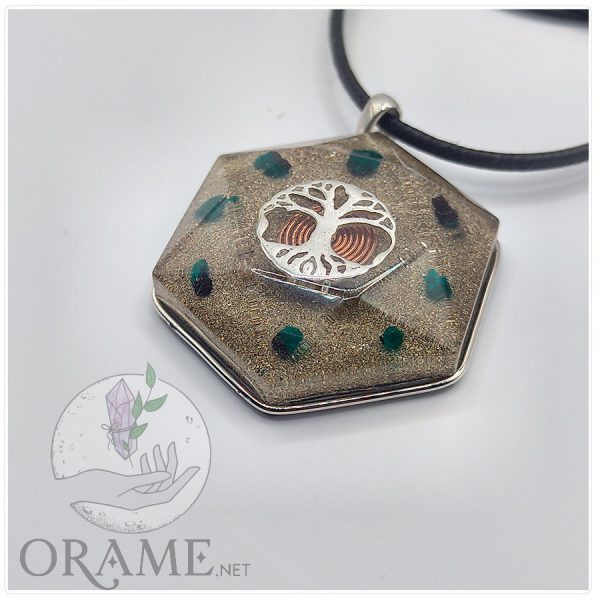 orgonite artisanale dioptase vertus pendentif arbre de vie signification chakra du coeur bloqué 03